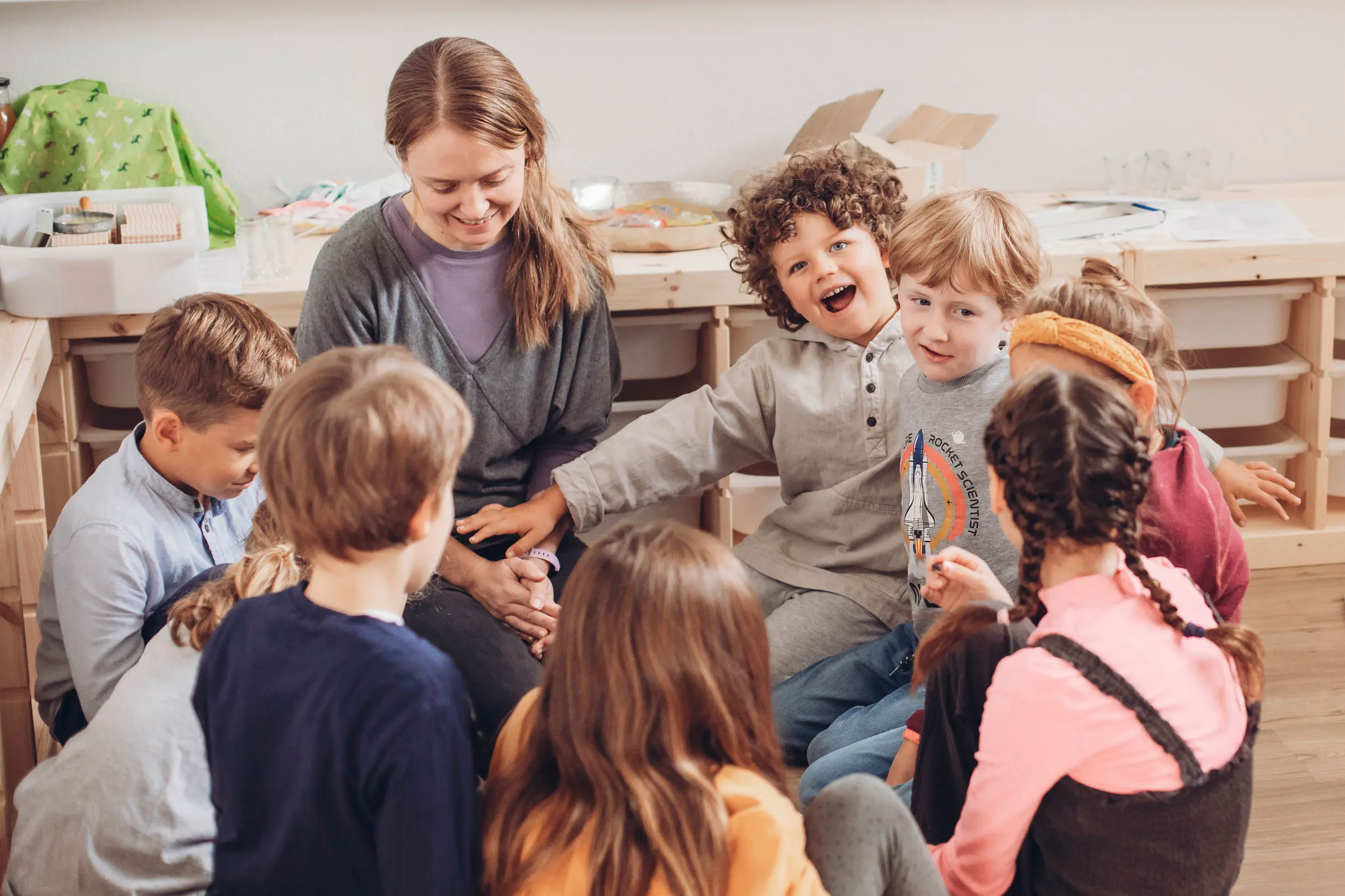 Eine Gruppe von Kinder, die gemeinsam spielt.